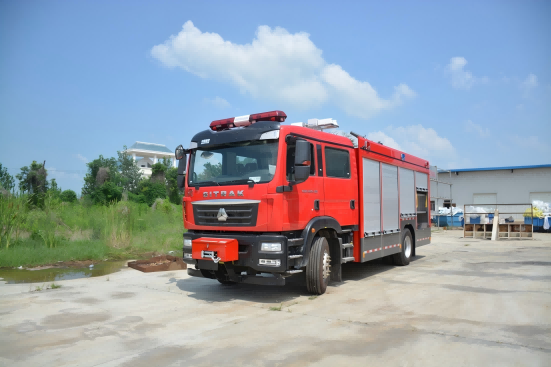 汕德卡压缩空气泡沫消防车.png